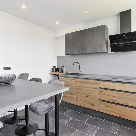 Modern In On Location Apartament