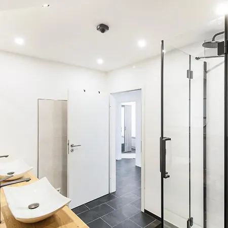 Modern In On Location *