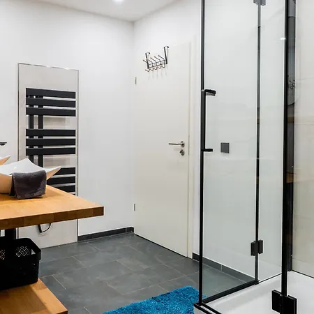 Modern In On Location *